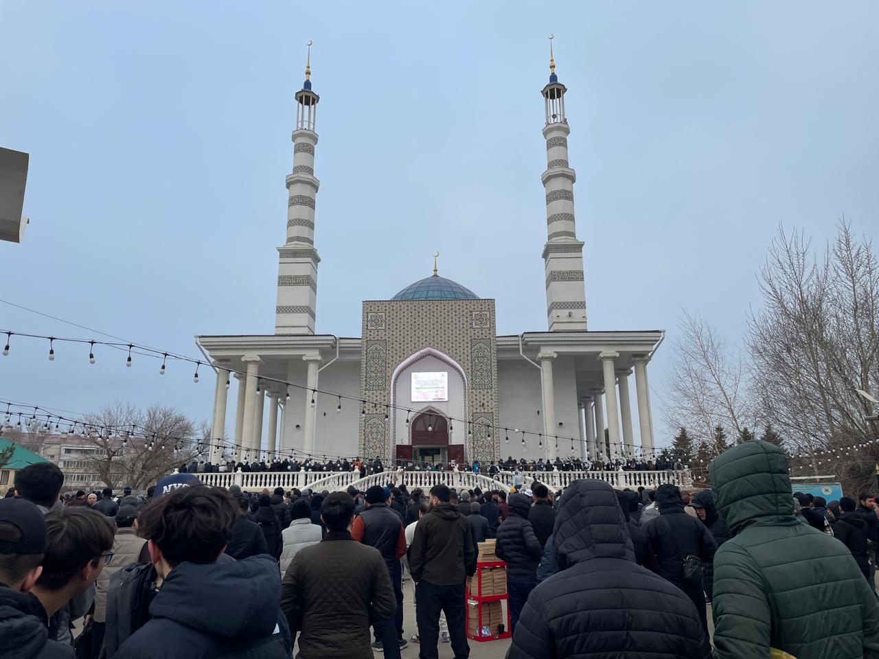Тысячи верующих собрались на Айт-намаз в Уральске